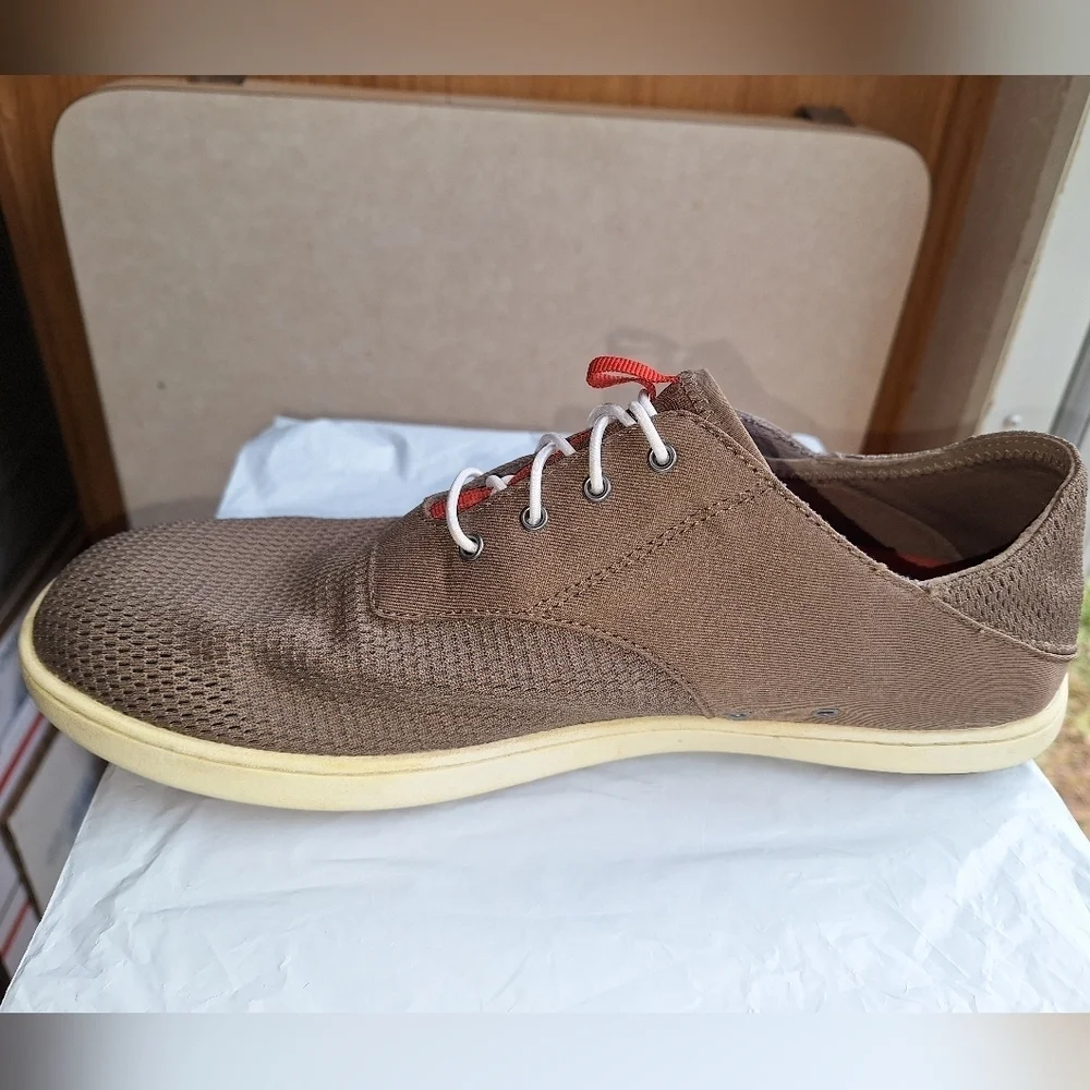 A pair of OluKai Nohea Moku mens shoes in a size 9M.They are pre-loved